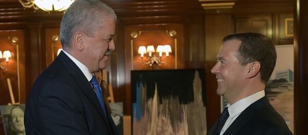 رئيس الوزراء الجزائري عبد المالك سلال مع نظيره الروسي دميتري ميدفيديف - سبوتنيك عربي