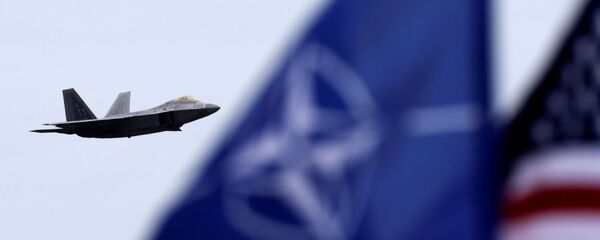 مقاتلة أمريكية وعلما الناتو والولايات المتحدة - سبوتنيك عربي