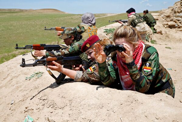 المحاربات الكرديات على خطوط المواجهة مع العدو في الموصل - سبوتنيك عربي