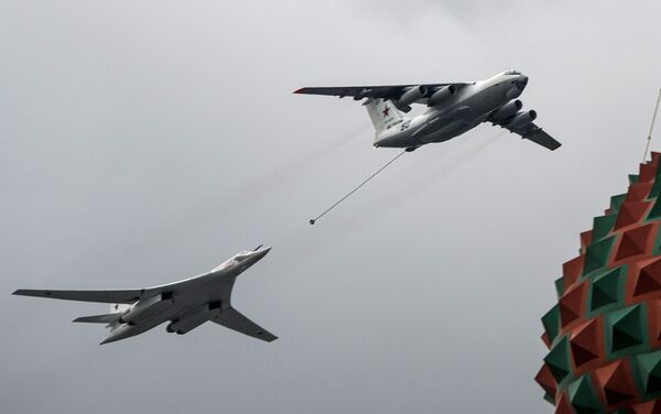 الناقلة الجوية إيل-78 و طائرة تو-160 حاملة الصواريخ من طراز توبل، خلال العرض العسكري الجوي التجريبي بمناسبة إحياء الذكرى الـ 71 لعيد النصر في الحرب الوطنية العظمى (1941-1945) - سبوتنيك عربي