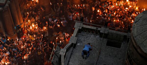 مسحيو الأرثدوكس ينتظرون ظهور النار المقدسة في كنيسة القيامة بالقدس، فلسطين 30 مايوم/ آيار 2016. - سبوتنيك عربي