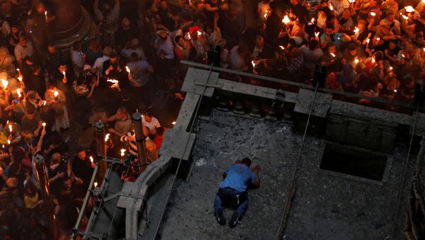 مسحيو الأرثدوكس ينتظرون ظهور النار المقدسة في كنيسة القيامة بالقدس، فلسطين 30 مايوم/ آيار 2016. - سبوتنيك عربي