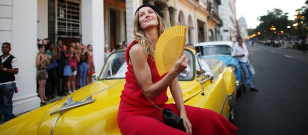 عارضة الأزياء البرازيلية جيزيل بوندشين قبيل عرض أزياء شانيل في هافانا، كوبا، 3 مايو/ آيار 2016. عارضة الأزياء البرازيلية جيزيل بوندشين قبيل عرض أزياء شانيل في هافانا، كوبا، 3 مايو/ آيار 2016. - سبوتنيك عربي