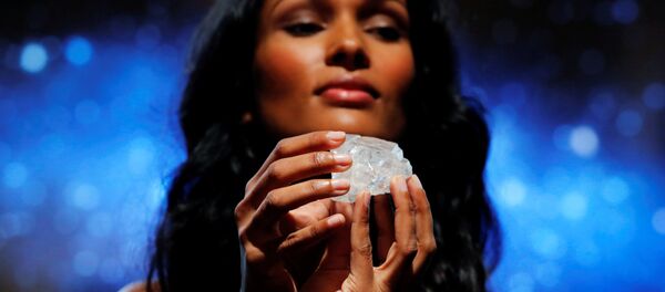 أحد أكبر أحجار الماس في العالم (1109 قراط)، في معرض بمانهاتن في نيويورك، 4 مايو/ آيار 2016. - سبوتنيك عربي