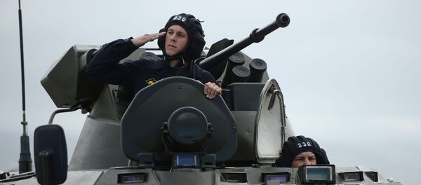 جندي يطل من المدرعة العسكرية ب.ت.ار-82أ خلال البروفة العامة للعرض العسكري بمناسبة إحياء الذكرى الـ 71 لعيد النصر، في القاعدة العسكرية حميميم في سوريا. جندي يطل من المدرعة العسكرية ب.ت.ار-82أ خلال البروفة العامة للعرض العسكري بمناسبة إحياء الذكرى الـ 71 لعيد النصر، في القاعدة العسكرية حميميم في سوريا. - سبوتنيك عربي