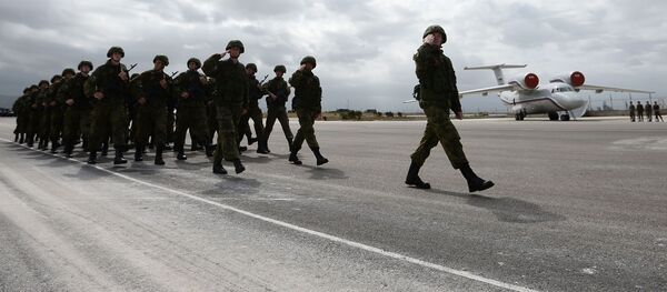 الجنود الروس خلال البروفة العامة للعرض العسكري بمناسبة إحياء الذكرى الـ 71 لعيد النصر، في القاعدة العسكرية حميميم في سوريا. - سبوتنيك عربي