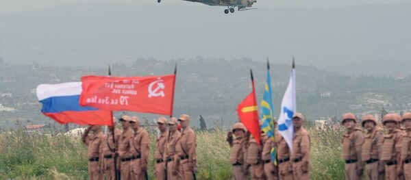 الجنود الروس خلال البروفة العامة للعرض العسكري بمناسبة إحياء الذكرى الـ 71 لعيد النصر، في القاعدة العسكرية حميميم في سوريا. - سبوتنيك عربي