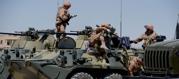 ضباط الجيش الروسي يعلّمون الجنود السوريون آلية رفع الألغام في تدمر بسوريا، 5 مايوم/ آيار 2016. ضباط الجيش الروسي يعلّمون الجنود السوريون آلية رفع الألغام في تدمر بسوريا، 5 مايوم/ آيار 2016. - سبوتنيك عربي