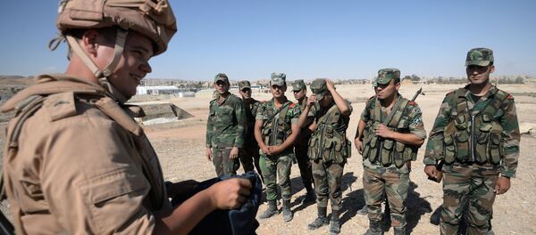 ضباط الجيش الروسي يعلّمون الجنود السوريون آلية رفع الألغام في تدمر بسوريا، 5 مايوم/ آيار 2016. ضباط الجيش الروسي يعلّمون الجنود السوريون آلية رفع الألغام في تدمر بسوريا، 5 مايوم/ آيار 2016. - سبوتنيك عربي