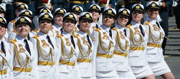 مشاركة أول فوج نسائي على الساحة الحمراء خلال العرض العسكري بمناسبة الذكرى الـ 71 لعيد النصر في روسيا - سبوتنيك عربي