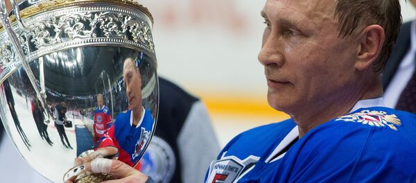 الرئيس فلاديمير بوتين يجمل كأس الهوكي بعد مبارة الهوكي الليلي في القصر بولشوي في سوتشي - سبوتنيك عربي