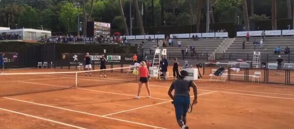 لاعب تنس يقفز فوق زميلته ليسدد ضربة خارقة - سبوتنيك عربي