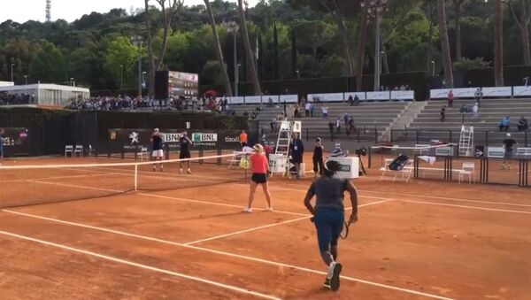 لاعب تنس يقفز فوق زميلته ليسدد ضربة خارقة - سبوتنيك عربي