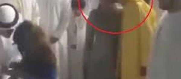 حاكم دبي يكسر القواعد ويقبل زوجته أمام الجميع حاكم دبي يكسر القواعد ويقبل زوجته أمام الجميع - سبوتنيك عربي