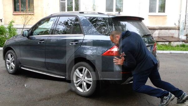 روسي قوي يصف سيارة الجيب في تشيليابنسك - سبوتنيك عربي