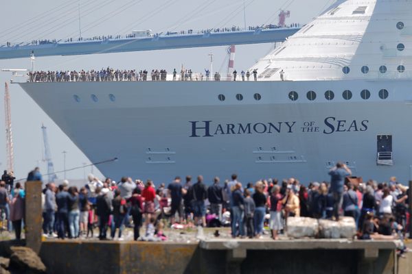 أكبر سفينة سياحية Harmony of the Seas تبحر من ميناء سانت-نزير غرب فرنسا، 15 مايو/ آيار 2016. أكبر سفينة سياحية Harmony of the Seas تبحر من ميناء سانت-نزير غرب فرنسا، 15 مايو/ آيار 2016. - سبوتنيك عربي