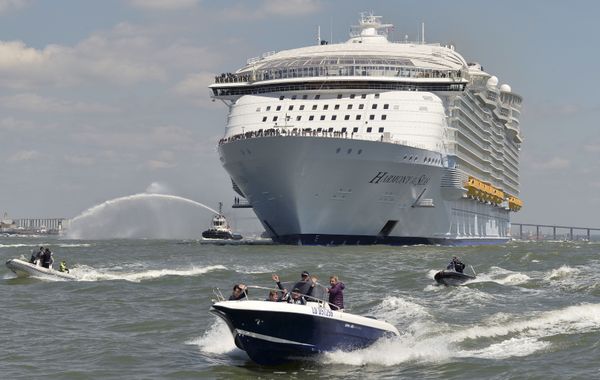 أكبر سفينة سياحية Harmony of the Seas تبحر من ميناء سانت-نزير غرب فرنسا، 15 مايو/ آيار 2016. أكبر سفينة سياحية Harmony of the Seas تبحر من ميناء سانت-نزير غرب فرنسا، 15 مايو/ آيار 2016. - سبوتنيك عربي