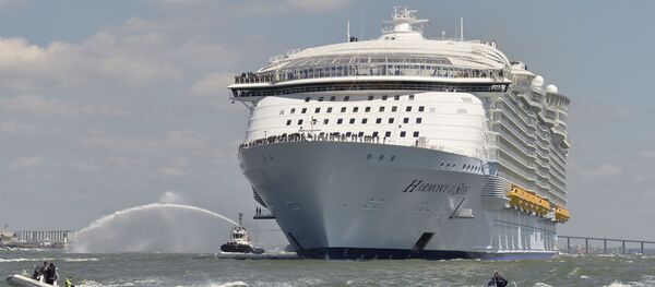 أكبر سفينة سياحية Harmony of the Seas تبحر من ميناء سانت-نزير غرب فرنسا، 15 مايو/ آيار 2016. أكبر سفينة سياحية Harmony of the Seas تبحر من ميناء سانت-نزير غرب فرنسا، 15 مايو/ آيار 2016. - سبوتنيك عربي