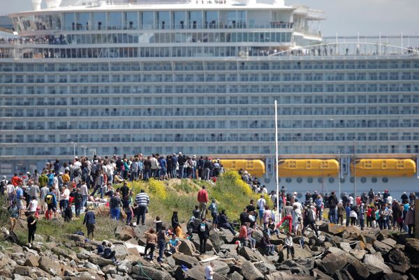 أكبر سفينة سياحية Harmony of the Seas تبحر من ميناء سانت-نزير غرب فرنسا، 15 مايو/ آيار 2016. أكبر سفينة سياحية Harmony of the Seas تبحر من ميناء سانت-نزير غرب فرنسا، 15 مايو/ آيار 2016. - سبوتنيك عربي