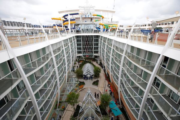أكبر سفينة سياحية Harmony of the Seas تبحر من ميناء سانت-نزير غرب فرنسا، 15 مايو/ آيار 2016. أكبر سفينة سياحية Harmony of the Seas تبحر من ميناء سانت-نزير غرب فرنسا، 15 مايو/ آيار 2016. - سبوتنيك عربي