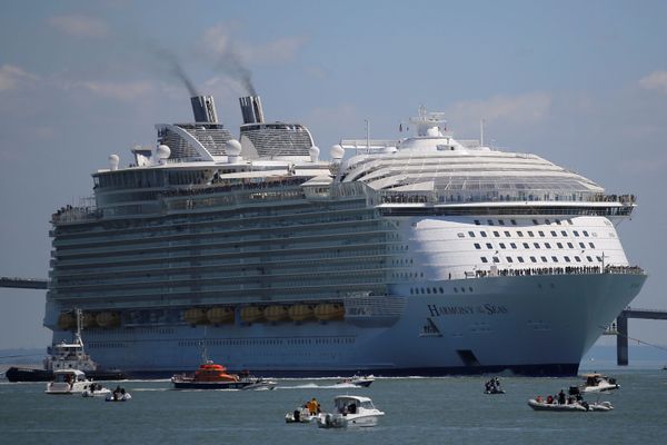 أكبر سفينة سياحية Harmony of the Seas تبحر من ميناء سانت-نزير غرب فرنسا، 15 مايو/ آيار 2016. أكبر سفينة سياحية Harmony of the Seas تبحر من ميناء سانت-نزير غرب فرنسا، 15 مايو/ آيار 2016. - سبوتنيك عربي