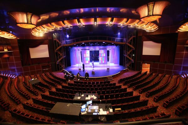 أكبر سفينة سياحية Harmony of the Seas تبحر من ميناء سانت-نزير غرب فرنسا، 15 مايو/ آيار 2016. أكبر سفينة سياحية Harmony of the Seas تبحر من ميناء سانت-نزير غرب فرنسا، 15 مايو/ آيار 2016. - سبوتنيك عربي