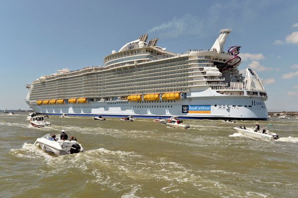 أكبر سفينة سياحية Harmony of the Seas تبحر من ميناء سانت-نزير غرب فرنسا، 15 مايو/ آيار 2016. أكبر سفينة سياحية Harmony of the Seas تبحر من ميناء سانت-نزير غرب فرنسا، 15 مايو/ آيار 2016. - سبوتنيك عربي