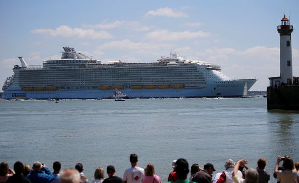 أكبر سفينة سياحية Harmony of the Seas تبحر من ميناء سانت-نزير غرب فرنسا، 15 مايو/ آيار 2016. أكبر سفينة سياحية Harmony of the Seas تبحر من ميناء سانت-نزير غرب فرنسا، 15 مايو/ آيار 2016. - سبوتنيك عربي