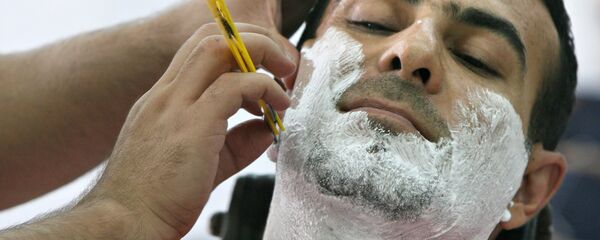 صورة أرشيفية لعراقي أثناء حلق اللحية صورة أرشيفية لعراقي أثناء حلق اللحية - سبوتنيك عربي