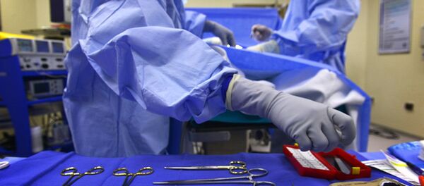 فيسبوك: شاهد ماذا يفعل طبيب جرّاح على الهواء مباشرة - سبوتنيك عربي