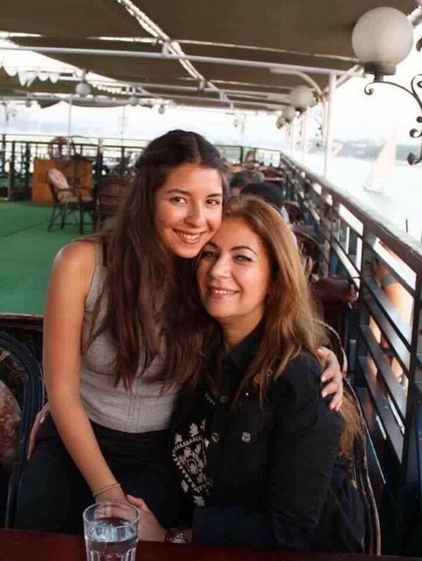 الممثلة السابقة ميرفت عفيفي وابنتها - سبوتنيك عربي