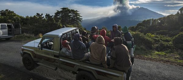 المزارعون ينظرون إلى ثوران البركان في كوستاريكا، 20 مايو/ آيار 2016. - سبوتنيك عربي