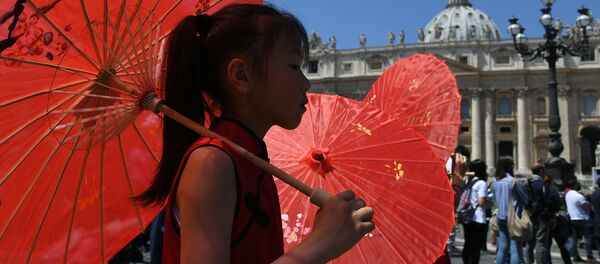طفلة تحمل مظلة حمراء وتسير من أمام مقر بابا الفاتيكان في الفاتيكان، 22 مايو/ آيار 2016. طفلة تحمل مظلة حمراء وتسير من أمام مقر بابا الفاتيكان في الفاتيكان، 22 مايو/ آيار 2016. - سبوتنيك عربي