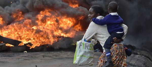 امرأة تحمل طفلها وتمر بالعجلات الحارفة في شوارع نيروبي بكينيا، 23 مايو/ آيار 2016. امرأة تحمل طفلها وتمر بالعجلات الحارفة في شوارع نيروبي بكينيا، 23 مايو/ آيار 2016. - سبوتنيك عربي