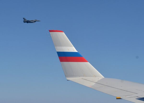 طائرة إف - 16 تقترب من طائرة بوتين - سبوتنيك عربي