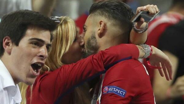 لاعب أتليتكو مدريد يقبل فتاة - سبوتنيك عربي