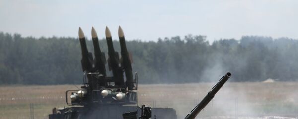 الدبابة الأسطورية تي-90 خلال العرض العسكري الدولي بالقاعدة جوكوفسكي، عام 2012 بمقاطعة موسكو. - سبوتنيك عربي