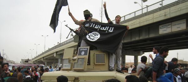 مسلحي داعش يحملون علم التنظيم فى العراق بالفلوجة مسلحي داعش يحملون علم التنظيم فى العراق بالفلوجة - سبوتنيك عربي