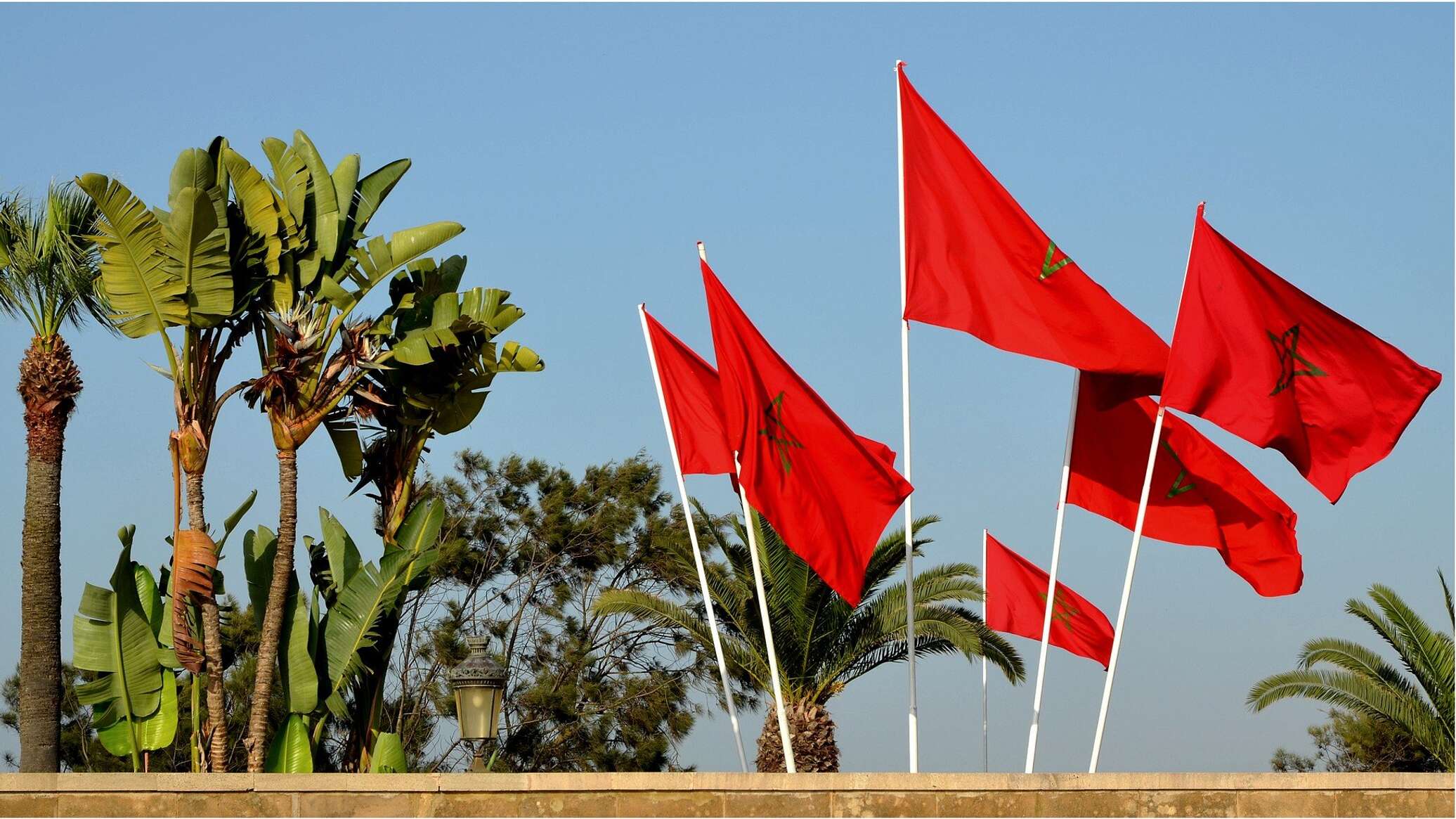 حارس أمن إسباني ينهال بالضرب على مواطن مغربي... فيديو