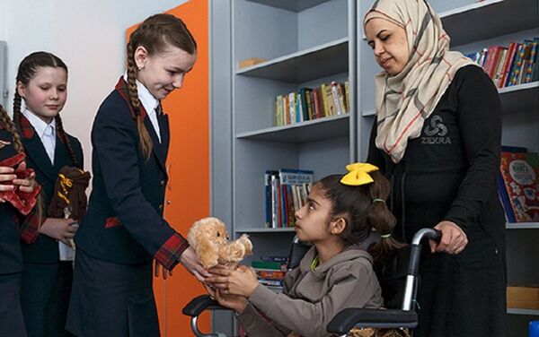أطفال مدرسة وزارة الدفاع الروسية يزورون الطفلة السورية سيدرة زعرور - سبوتنيك عربي