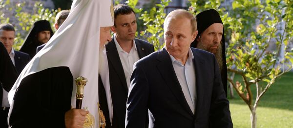 كيريل الأول أسقف الكنيسة الروسية الأرثوذكسية وبطريرك موسكو وعموم روسيا والرئيس فلاديمير بوتين خلال زيارتهما إلى اليونان. - سبوتنيك عربي