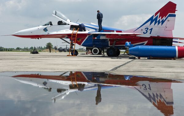 طائرات ميغ-29 التابعة للفريق الجوي سترياجي (سترياجي) خلال التحضيرات لمسابقة عموم روسيا أفيادارتس-2016 في القاعدة الجوية العسكرية تشاودا في القرم. - سبوتنيك عربي