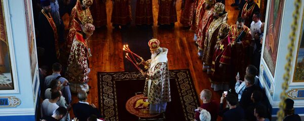 كيريل الأول أسقف الكنيسة الروسية الأرثوذكسية وبطريرك موسكو وعموم روسيا يقوم بتبخير كثدرائية القديس بانتليمون على جبل  آثوس في اليونان. - سبوتنيك عربي