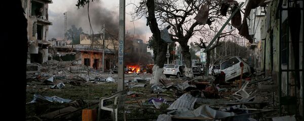 إنفجار سيارة مفخخة خارج فندق أمباسادر (السفير) في شارع مكة المكرمة بالعاصمة مقديشو، الصومال 1 يونيو/ حزيران 2016. - سبوتنيك عربي