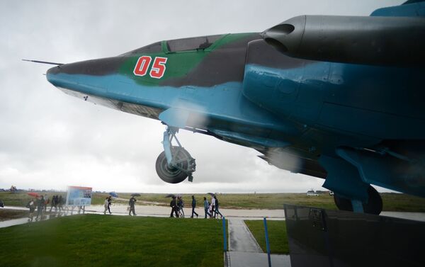 المسابقة الدولية أفيادارتس-2016 لأفضل طياري روسيا، في القاعدة الجوية-الفضائية الروسية  تشاودا  بمقاطعة فيودويسيا، بشبه جزيرة القرم. وأمامكم طائرة سو-25. - سبوتنيك عربي