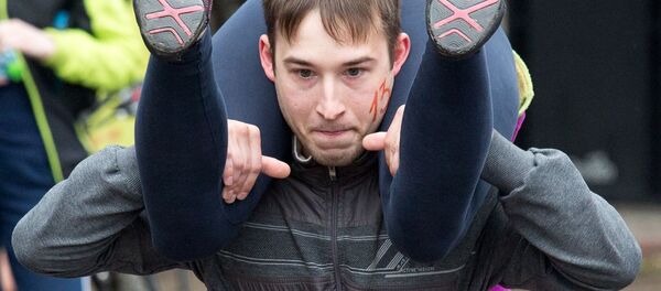 سباق حمل الزوجات في أوفا، روسيا. سباق حمل الزوجات في أوفا، روسيا. - سبوتنيك عربي