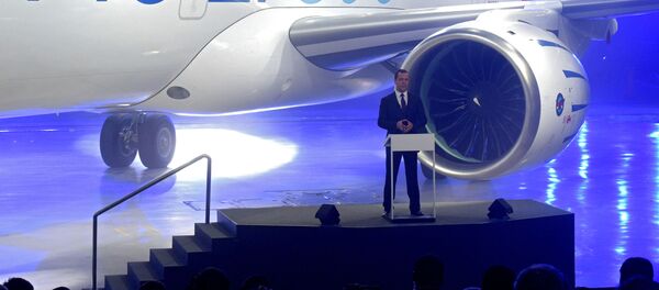 رئيس الوزراء دميتري مدفيديف خلال مراسم تقديم الطائرة الجدبدة  МС-21-300 في إركوتسك. - سبوتنيك عربي