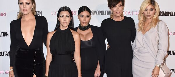 من اليسار إلى اليمين - كلويه كارداشيان، كورتني كارداشيان، كيم كارداشيان، كريس جينير وكايلي جينير في غرب هوليوود، كايفورنيا. - سبوتنيك عربي