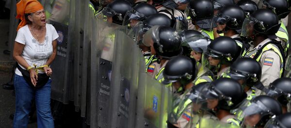 محتجة من المعارضة خلال مظاهرة ضد الإطاحة بالرئيس نيكولاس مادورو في كاراكاس، فينزويلا 7 يونيو/ حزيران 2016. - سبوتنيك عربي