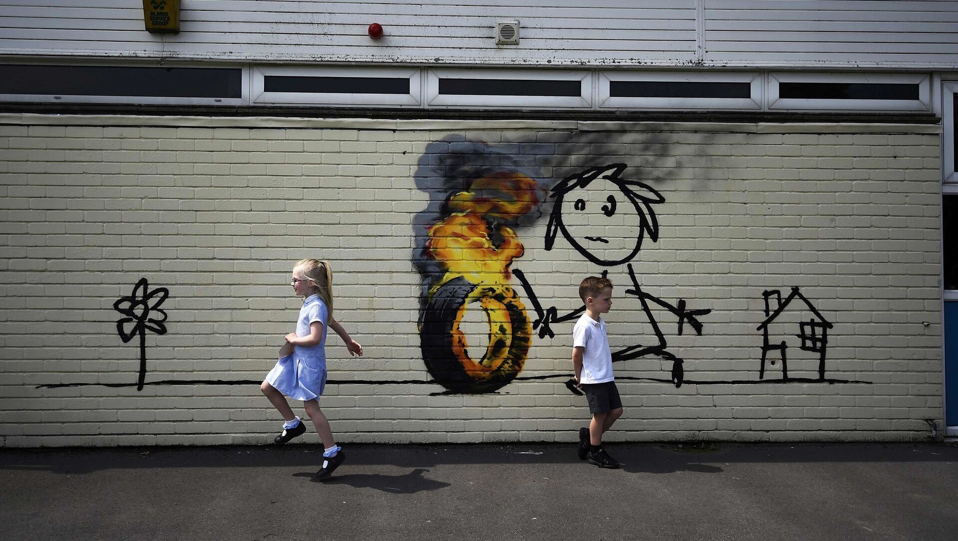 أطفال يلعبون على خلفية جدارية للفنان بانكسي (Banksy) على جدار لمدرسة الابتدائية في بريستول، بريطانيا 6 يونيو/ حزيران 2016. أطفال يلعبون على خلفية جدارية للفنان بانكسي (Banksy) على جدار لمدرسة الابتدائية في بريستول، بريطانيا 6 يونيو/ حزيران 2016. - سبوتنيك عربي, 1920, 11.03.2021